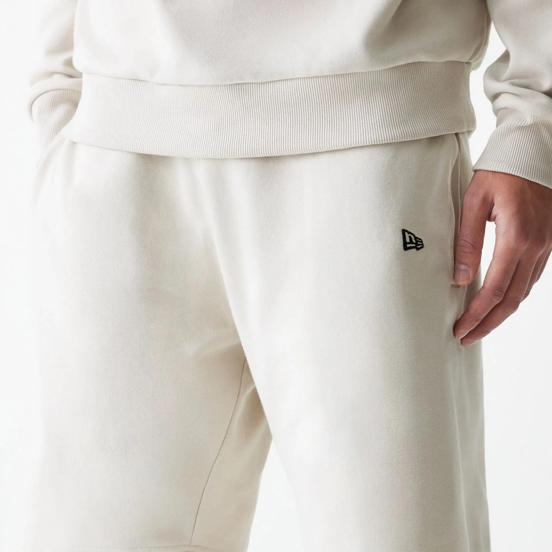 New Era Essential Cream Oversized Shorts Chilly Weather