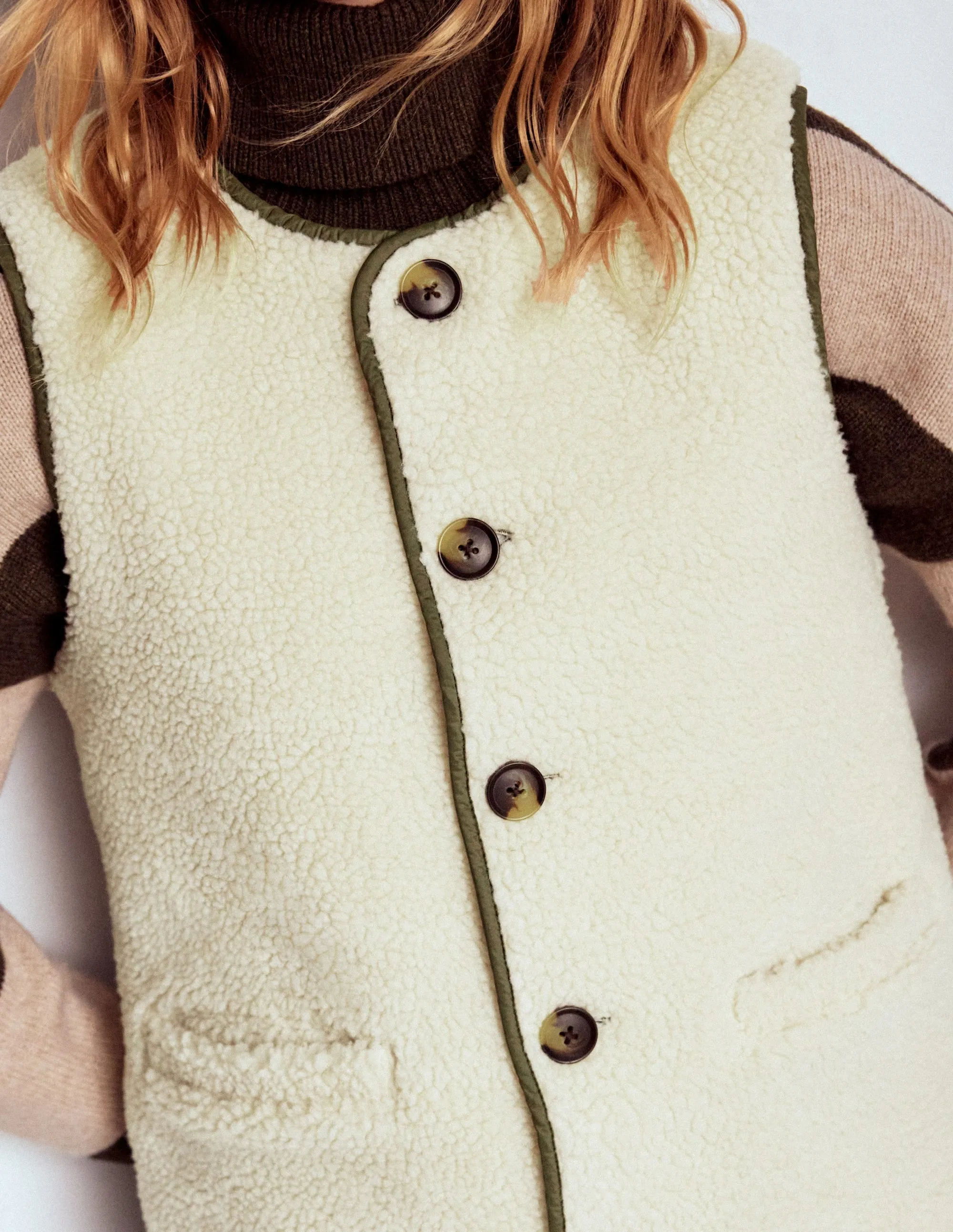 Clerkenwell Reversible Gilet-Woodland Green, Natural Borg Waterproof Material Subtle Design Detail