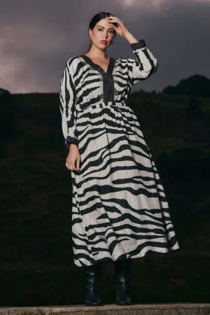 Fashionable outfit for outings Tailored Mood Mo Embroidered Kimono Dress in Bengal