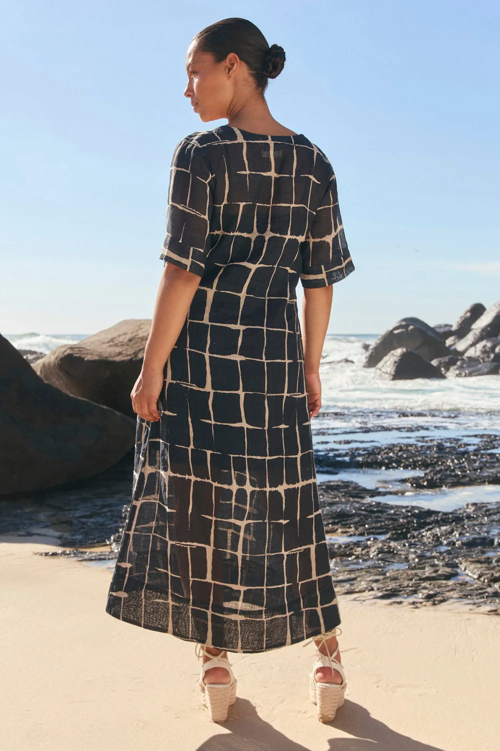 Tamara Linen V-Neck Dress in Woven Echo Chic Balance Skin-friendly