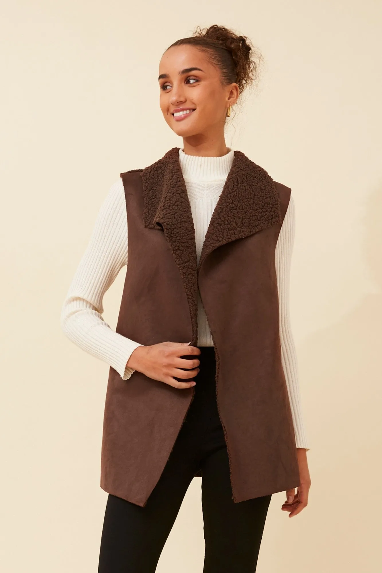 Waterproof Coating QUINTESSA FAUX SUEDE SHERPA VEST