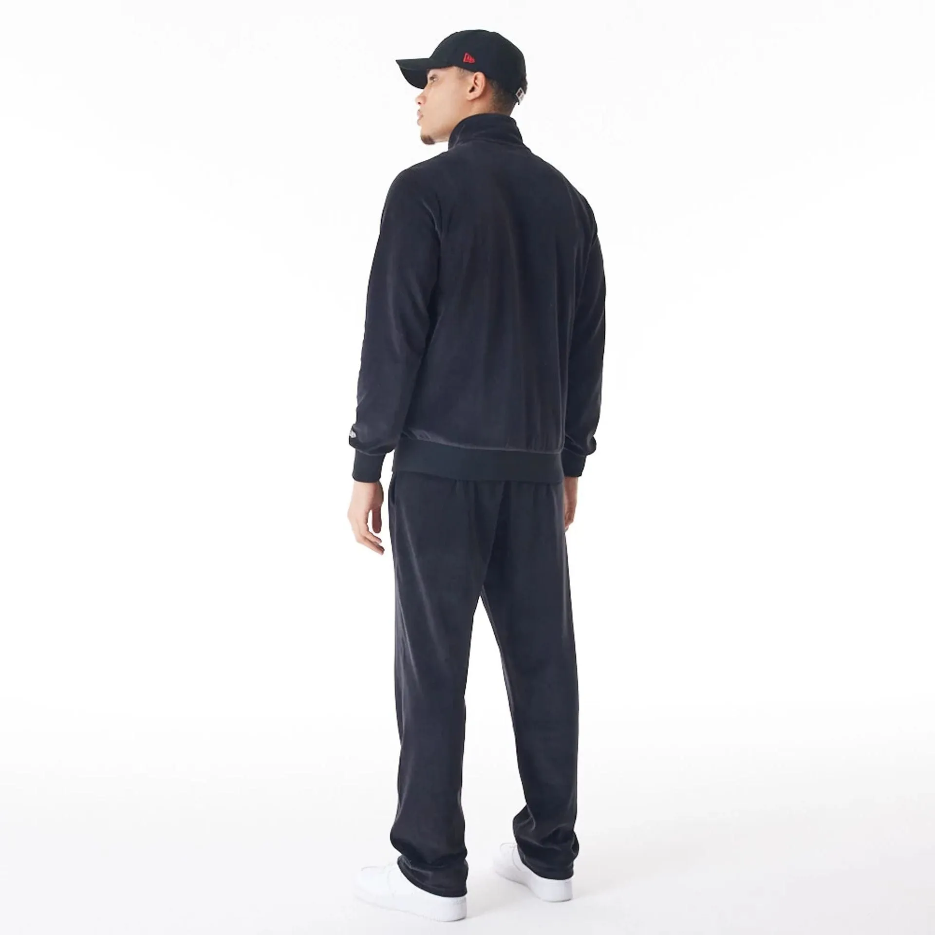 RecyclablePackaging Stay Comfortable Chicago Bulls NBA Lifestyle Velour Black Track Joggers